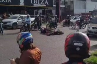 Vídeo: Óleo na pista provoca quedas de motociclistas em avenida de Manaus