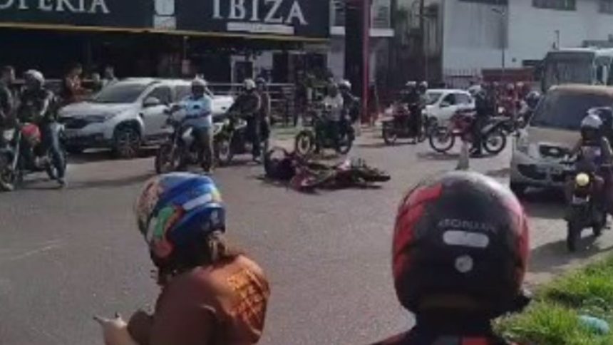 Vídeo: Óleo na pista provoca quedas de motociclistas em avenida de Manaus