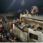 Vídeo mostra moradores em 'força-tarefa' para apagar incêndio em casa no interior do AM