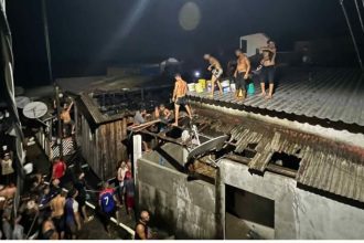 Vídeo mostra moradores em 'força-tarefa' para apagar incêndio em casa no interior do AM