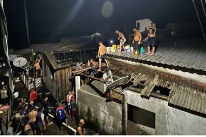 Vídeo mostra moradores em 'força-tarefa' para apagar incêndio em casa no interior do AM