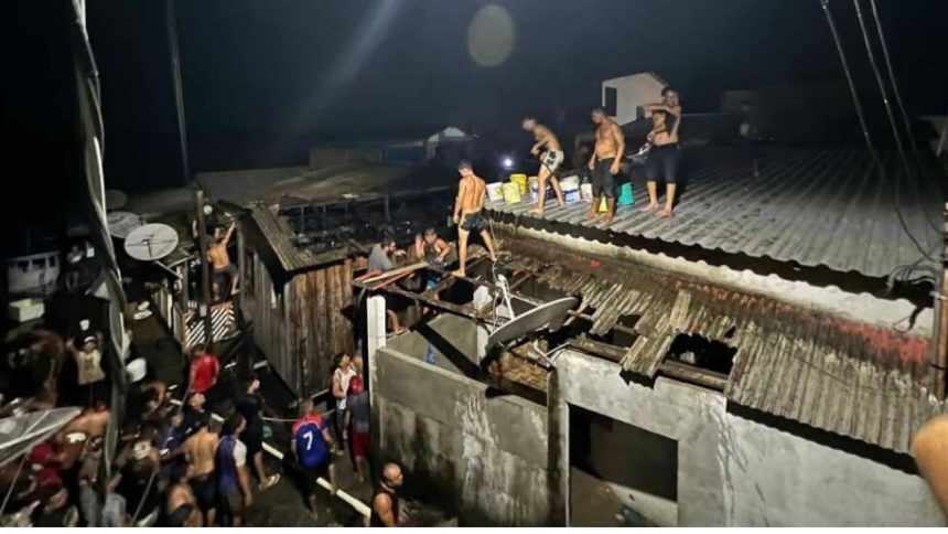 Vídeo mostra moradores em 'força-tarefa' para apagar incêndio em casa no interior do AM