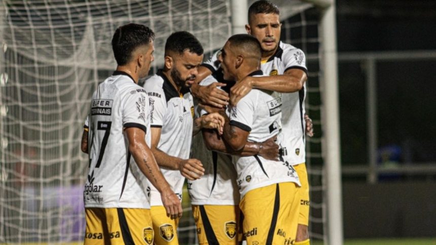 Amazonas empata com CRB nos acréscimos e deixa a lanterna da Série B