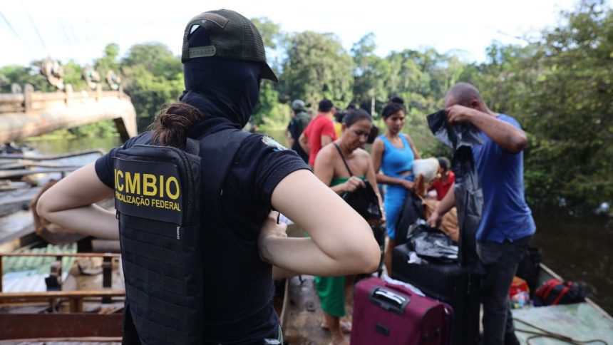 Suspeitos de garimpo ilegal são presos e dragas apreendidas durante Operação Ágata Amazônia