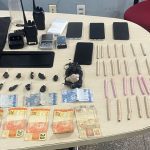 Jovens são presos tentando esconder bolsa com drogas no telhado de casa em Manaus