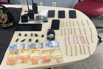 Jovens são presos tentando esconder bolsa com drogas no telhado de casa em Manaus