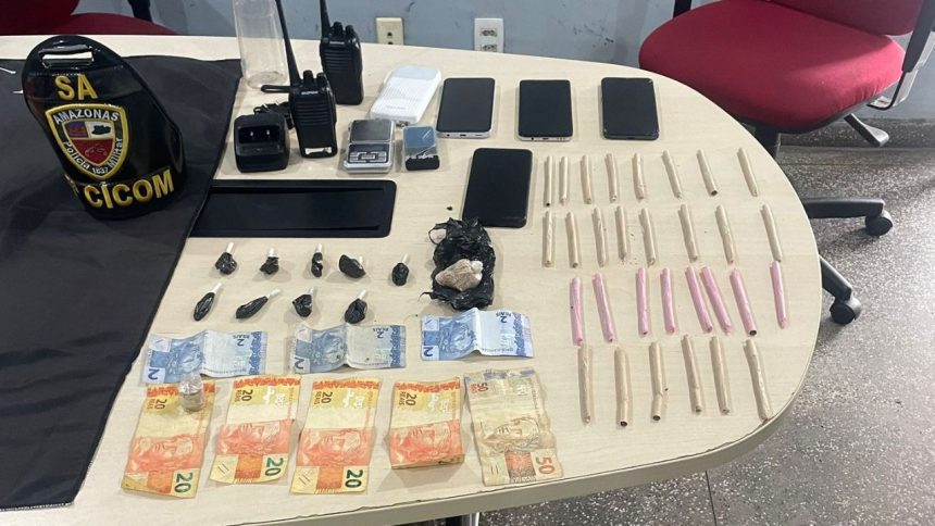Jovens são presos tentando esconder bolsa com drogas no telhado de casa em Manaus