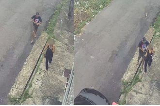 Vídeo: criminoso armado rouba bolsa e celular de mulher em rua de Manaus