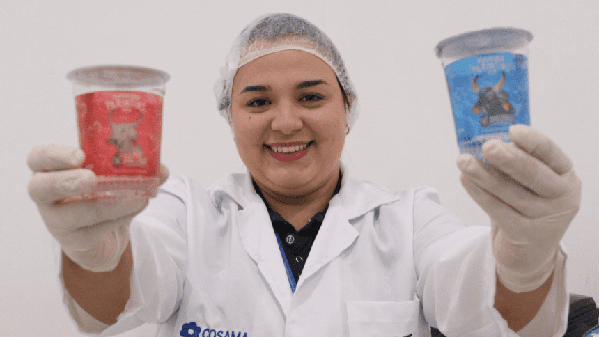 Imagem colorida mostra Envasamento de copos da Cosama Festival de Partintins