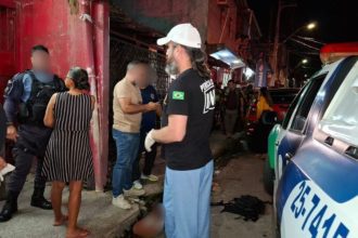 Homem morto a tiros em frente a mercadinho de Manaus