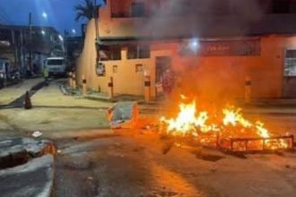 Vídeo: Moradores protestam por falta de água em Manaus