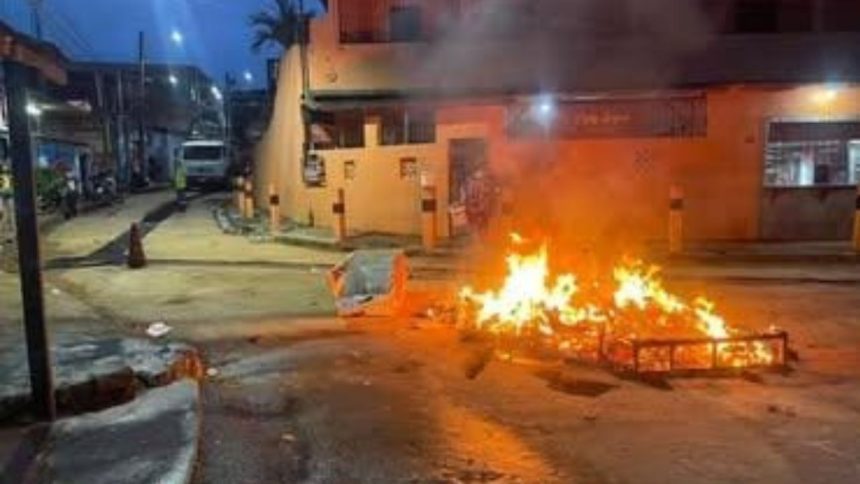 Vídeo: Moradores protestam por falta de água em Manaus