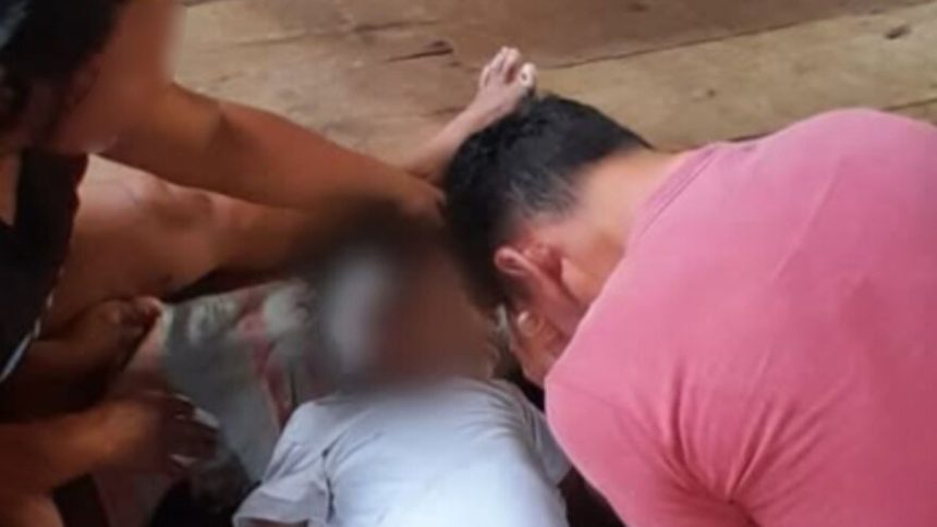 Vídeo: pais choram sobre corpo de filho de 7 anos