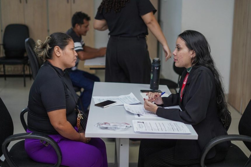 'Sine nos Bairros' leva atendimento itinerante para três zonas de Manaus