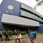 Imagem colorida mostra fachada da reitoria da Ufam em Manaus