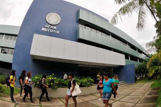 Imagem colorida mostra fachada da reitoria da Ufam em Manaus