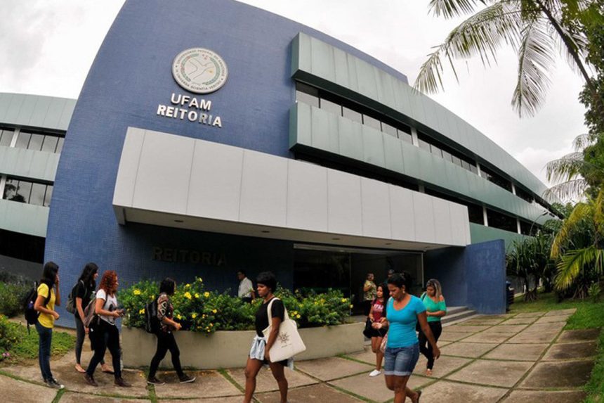 Imagem colorida mostra fachada da reitoria da Ufam em Manaus