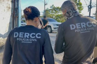 Foto Mostra Policiais em cumprimento de mandado na Operação Mão de Ferro 2