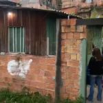 Imagem mostra casa onde dois jovens foram assassinados no bairro Santo Agostinho, em Manaus