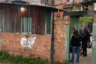 Imagem mostra casa onde dois jovens foram assassinados no bairro Santo Agostinho, em Manaus