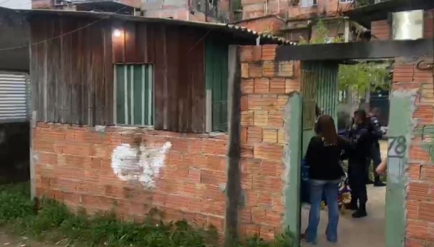 Imagem mostra casa onde dois jovens foram assassinados no bairro Santo Agostinho, em Manaus