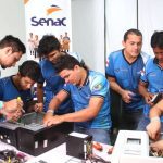 Alunos do curso técnico em informática do Senac Amazonas consertam computadores.