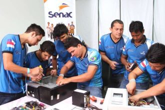 Alunos do curso técnico em informática do Senac Amazonas consertam computadores.