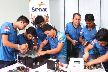 Alunos do curso técnico em informática do Senac Amazonas consertam computadores.
