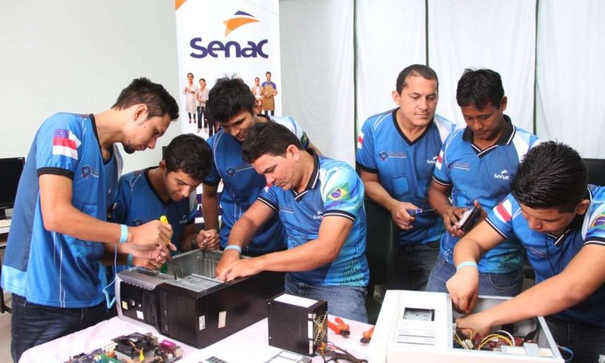 Alunos do curso técnico em informática do Senac Amazonas consertam computadores.