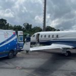 Ambulância e avião particular no chão, provavelmente para transporte médico de um paciente.