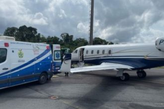 Ambulância e avião particular no chão, provavelmente para transporte médico de um paciente.