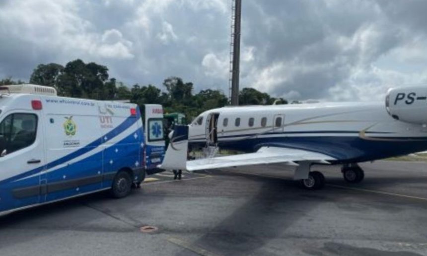 Ambulância e avião particular no chão, provavelmente para transporte médico de um paciente.