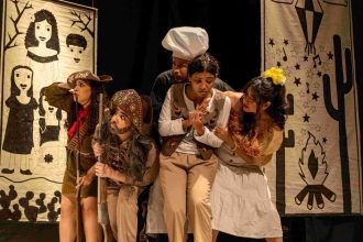 Atriz segurando o rosto em uma peça teatral de 'O Auto da Compadecida' no Teatro Amazonas.