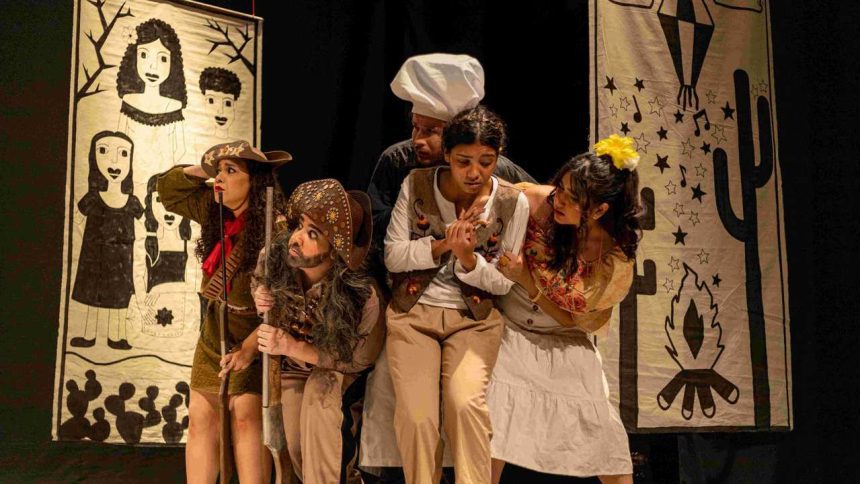 Atriz segurando o rosto em uma peça teatral de 'O Auto da Compadecida' no Teatro Amazonas.