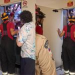 Bombeiros do Amazonas resgatam turistas presos em um elevador.