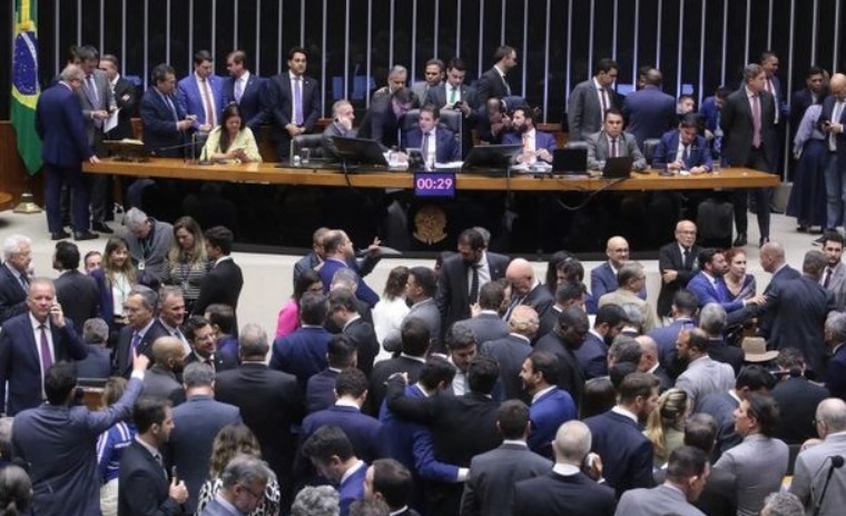 Câmara aprova projeto que amplia bancada