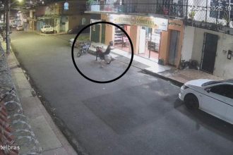 Câmera de segurança captura cena de um ataque a tiros em Manaus, mostrando um homem caído no chão e uma motocicleta próxima.