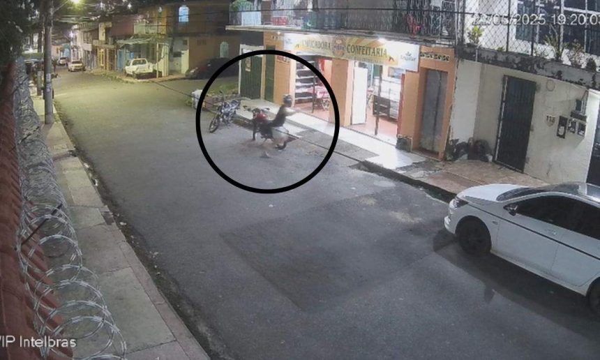 Câmera de segurança captura cena de um ataque a tiros em Manaus, mostrando um homem caído no chão e uma motocicleta próxima.