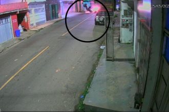 Câmera de segurança registra acidente fatal entre duas motos, mostrando impacto e destroços.