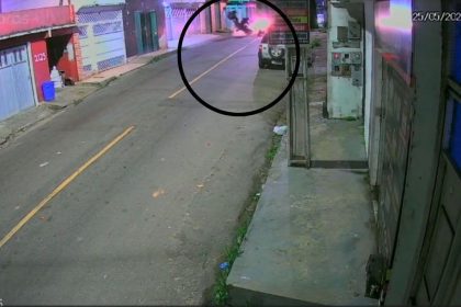 Câmera de segurança registra acidente fatal entre duas motos, mostrando impacto e destroços.