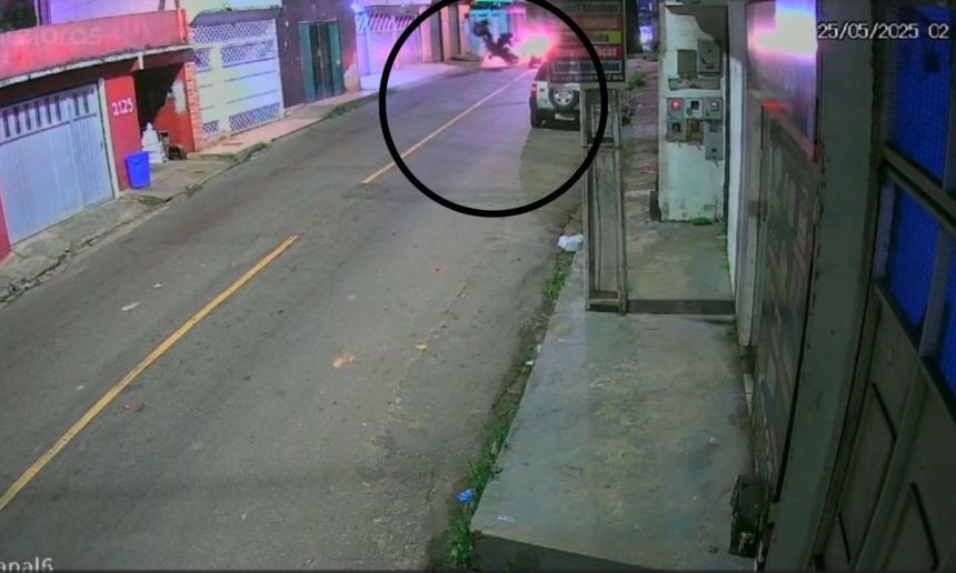 Câmera de segurança registra acidente fatal entre duas motos, mostrando impacto e destroços.