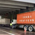 Caminhão com a inscrição 'Terra Serviços' parado embaixo de um viaduto durante fiscalização de carga pesada na avenida Governador José Lindoso.