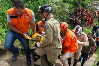 Pai e filho morreram abraçados este ano