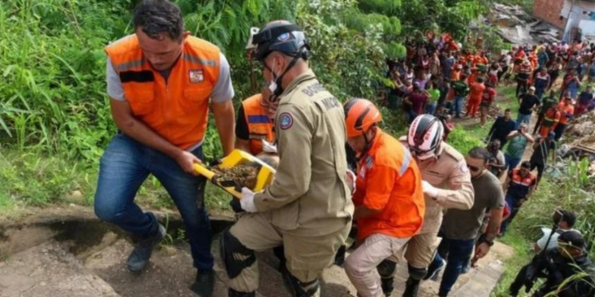 Pai e filho morreram abraçados este ano