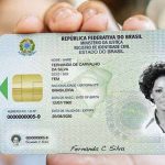 Novo documento de identidade brasileiro, com foto, data de nascimento, número e validade.