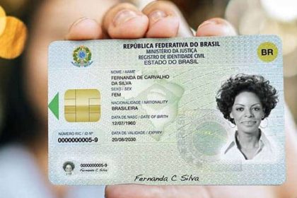 Novo documento de identidade brasileiro, com foto, data de nascimento, número e validade.