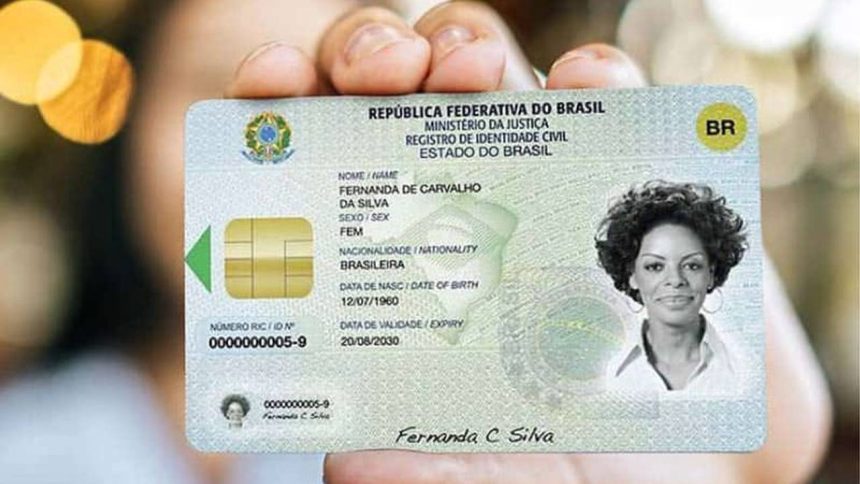 Novo documento de identidade brasileiro, com foto, data de nascimento, número e validade.