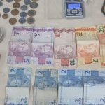 Drogas, dinheiro e outros objetos apreendidos durante uma operação policial.