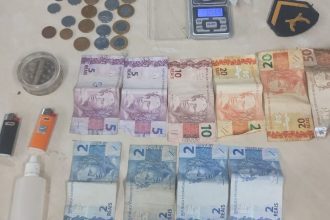 Drogas, dinheiro e outros objetos apreendidos durante uma operação policial.