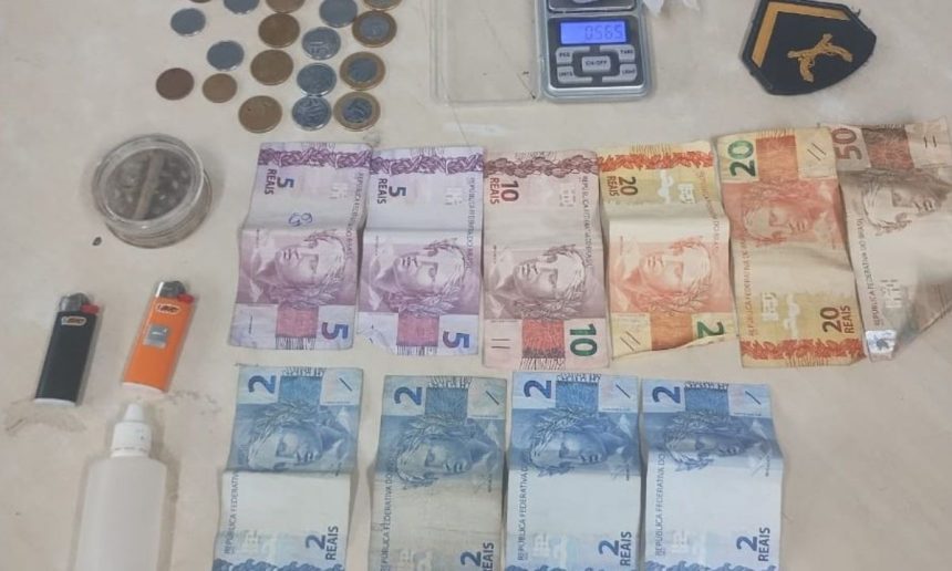 Drogas, dinheiro e outros objetos apreendidos durante uma operação policial.